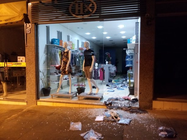 Os ladr&otilde;es quebraram o vidro da vitrine para entrar na loja e roubar diversas pe&ccedil;as de roupa