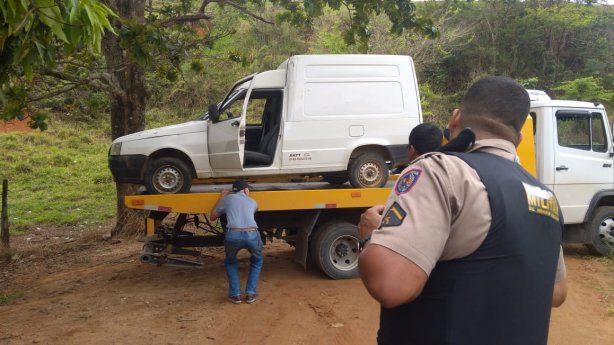 A caminhonete foi rebocada para o p&aacute;tio do auto-socorro Toledo 