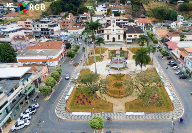 Vista aérea da Praça Santana de Pirapetinga, região central da cidade