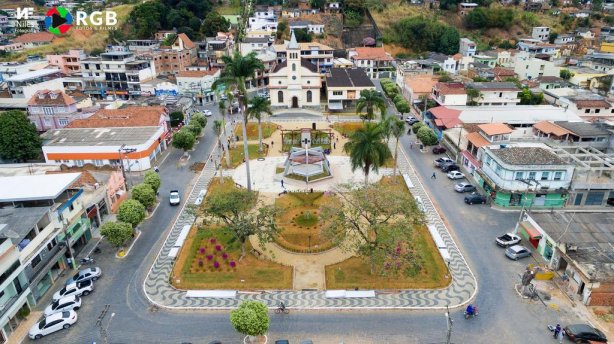 Vista a&eacute;rea da Pra&ccedil;a Santana de Pirapetinga, regi&atilde;o central da cidade