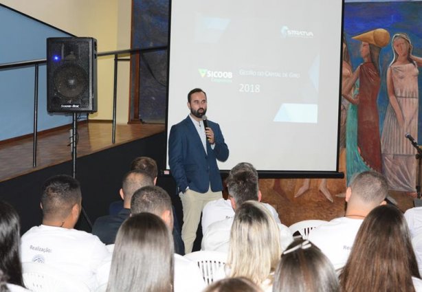 Thiago Penha abriu o evento com uma palestra sobre  "Gestão Financeira de Pequenos Negócios"