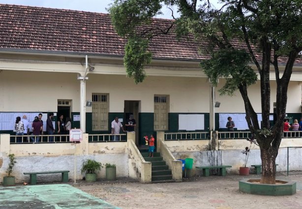 Um dos principais locais de votação em Cataguases, a escola Guido Marlière teve uma manhã de votação sem filas