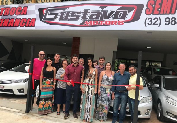 Na frente da nova loja, Gustavo ao lado de sua equipe, familiares e amigos