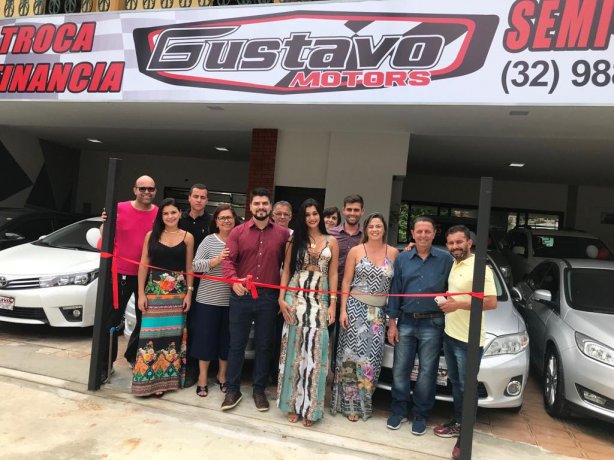 Na frente da nova loja, Gustavo ao lado de sua equipe, familiares e amigos