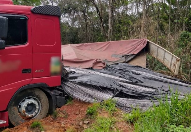 A carreta atravessou a pista, caiu numa canaleta à margem da rodovia e derramou a carga