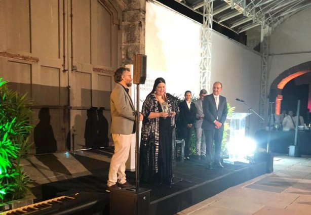 Mônica Botelho e Marco Andrade recebem o prêmio durante a solenidade no Rio de Janeiro