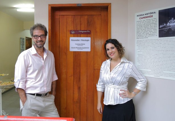 Vicente Gaglianone e Francisca Menta, na porta do recém-inaugurado consultório em Cataguases