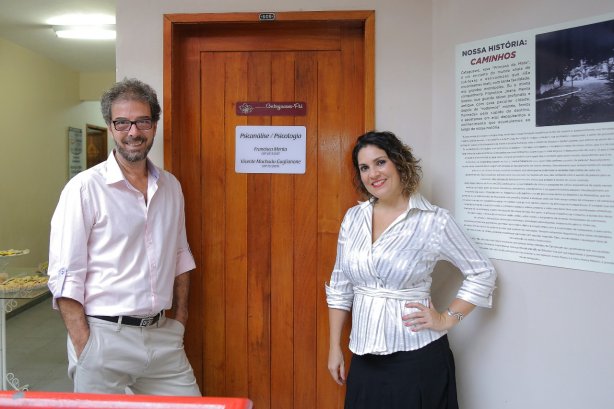 Vicente Gaglianone e Francisca Menta, na porta do rec&eacute;m-inaugurado consult&oacute;rio em Cataguases