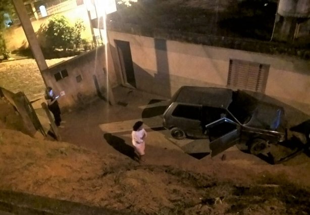 O motorista do veículo foi preso em flagrante por não ter carteira de habilitação