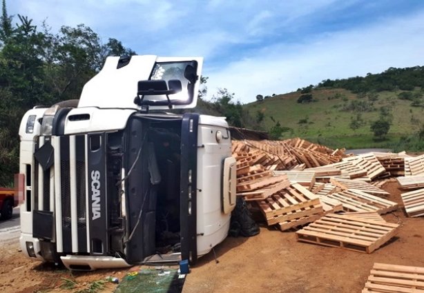 A carreta estava carregada de palets que se espalharam em parte da pista e no acostamento