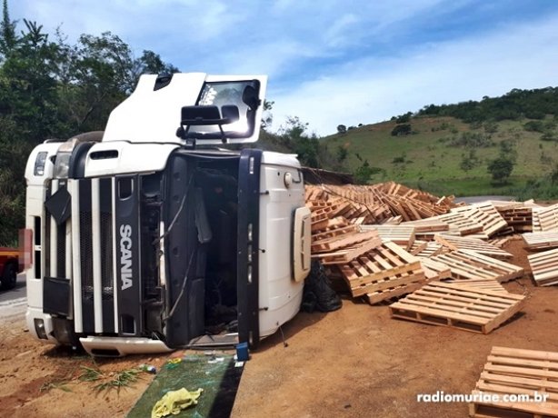 A carreta estava carregada de palets que se espalharam em parte da pista e no acostamento