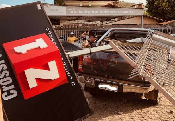 A fachada do box de crossfit foi destruída e parte da grade de proteção do local foi arrancada