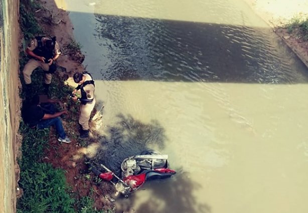 O motoboy caiu com sua moto no rio Ubá após chocar-se contra uma motocicleta da PM