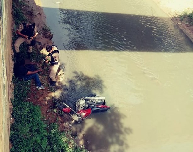 O motoboy caiu com sua moto no rio Ub&aacute; ap&oacute;s chocar-se contra uma motocicleta da PM