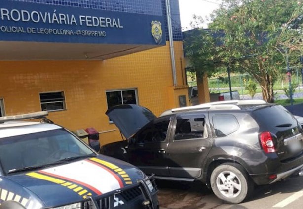 O veículo foi apreendido e o motorista conduzido à delegacia de Polícia Civil onde prestou depoimento