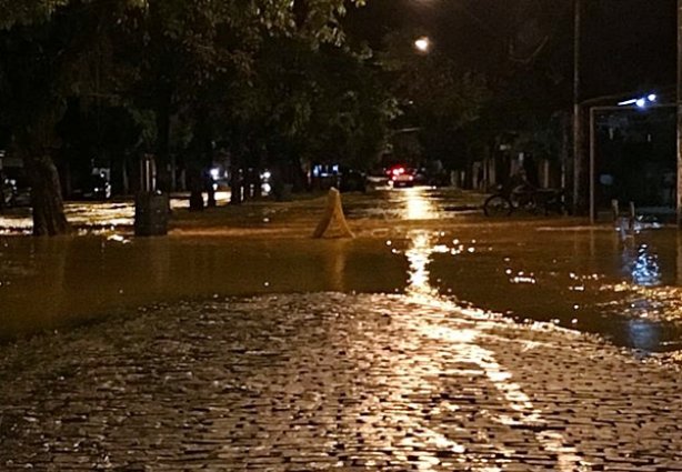 Durante alguns minutos a Avenida Astolfo Dutra ficou parcialmente alagada com o transbordamento do córrego Lava Pés 