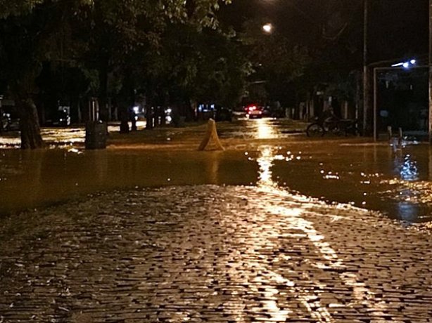 Durante alguns minutos a Avenida Astolfo Dutra ficou parcialmente alagada com o transbordamento do c&oacute;rrego Lava P&eacute;s 