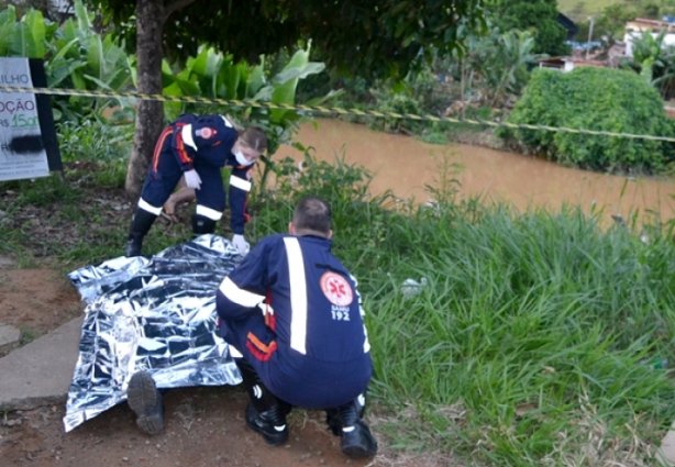 A vítima foi atingida por dois disparos de arma de fogo e morreu na hora