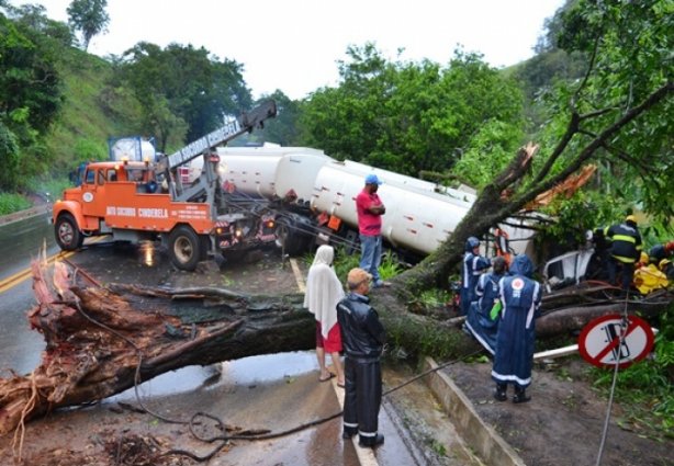 A carreta bateu na árvore e atravessou a pista, interditando o trânsito no local 