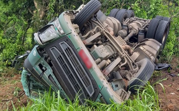 O caminh&atilde;o saiu da pista e tombou ap&oacute;s cair numa ribanceira