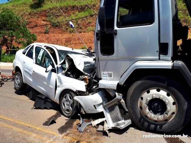 A frente do ve&iacute;culo ficou destru&iacute;da e ainda deixou as v&iacute;timas presas dentro dele 