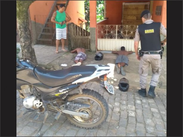 Os dois jovens estavam com drogas e dirigiam uma motocicleta furtada em S&atilde;o Manoel do Guaia&ccedil;u