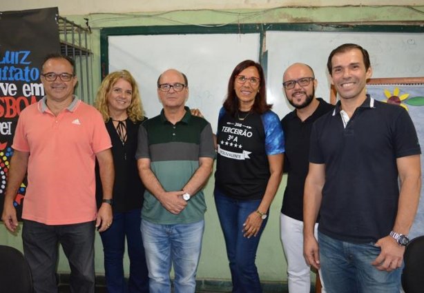 Ruffato ao lado de professores e diretora do Polivalente, além do professor doutor Marco Aurélio Mendes