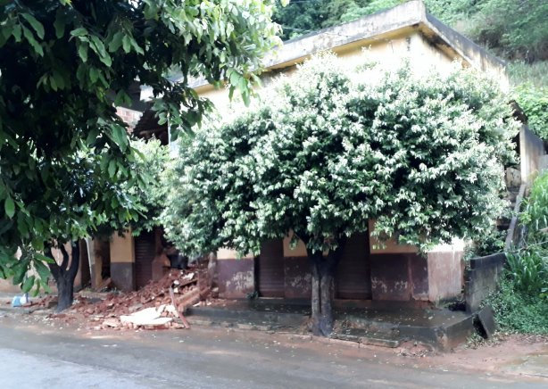 Fachada da casa quase n&atilde;o foi atingida pelo desabamento. Im&oacute;vel ser&aacute; demolido