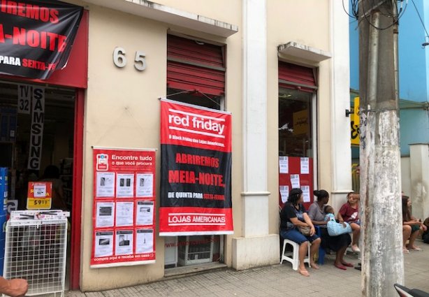 Por volta das 15h30min desta quinta-feira, cerca de dez pessoas já formavam uma fila para aproveitar as ofertas da Black Friday