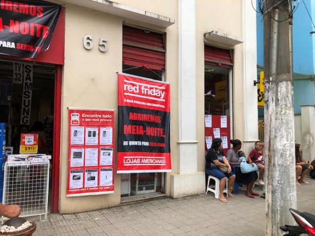 Por volta das 15h30min desta quinta-feira, cerca de dez pessoas j&aacute; formavam uma fila para aproveitar as ofertas da Black Friday