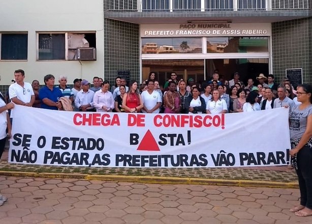 Recente manifesta&ccedil;&atilde;o dos servidores da prefeitura de Dona Euz&eacute;bia pela normaliza&ccedil;&atilde;o dos repasses do governo do estado ao munic&iacute;pio