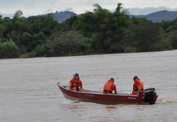 A Defesa Civil foi acionada e minutos depois iniciou buscas no rio que serão reforçadas neste domingo