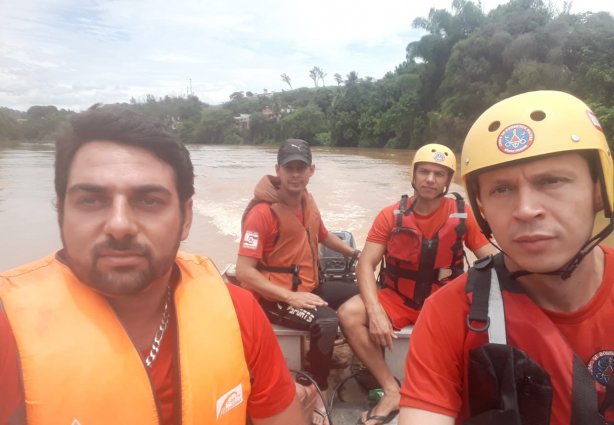 As buscas pelo garoto desaparecido na tarde deste sábado continuam ao longo deste domingo