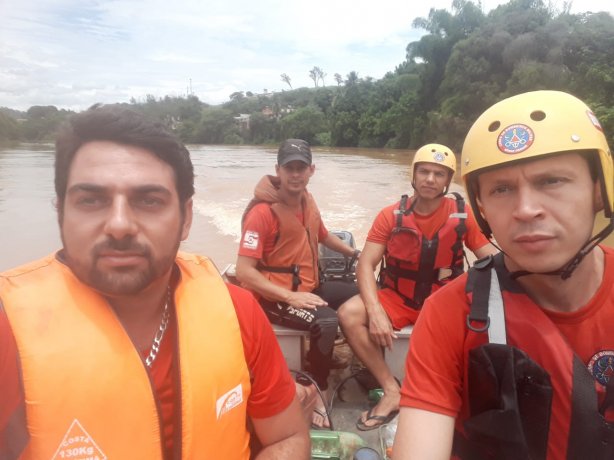 As buscas pelo garoto desaparecido na tarde deste s&aacute;bado continuam ao longo deste domingo