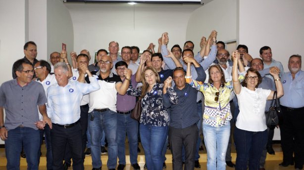 Ao final os prefeitos e demais autoridades fizeram uma foto juntos, demonstrando uni&atilde;o