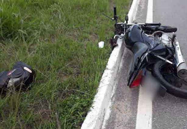 A moto caiu à margem da rodovia e posteriormente foi recolhida por um caminhão reboque