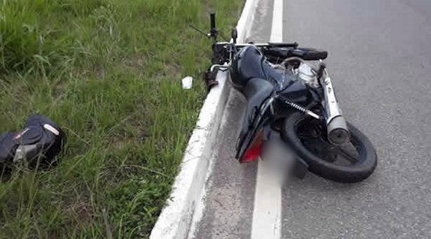 A moto caiu &agrave; margem da rodovia e posteriormente foi recolhida por um caminh&atilde;o reboque