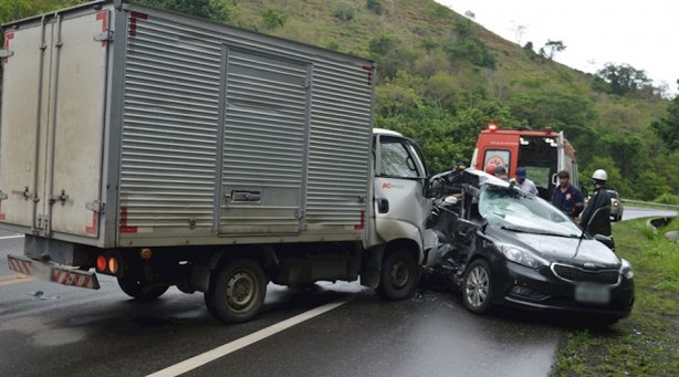 As duas v&iacute;timas fatais estavam no carro de passeio. O motorista do caminh&atilde;o nada sofreu