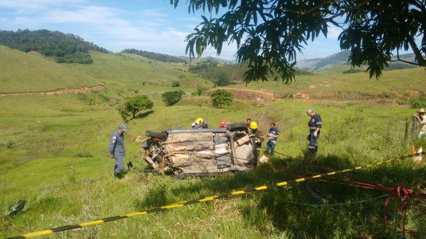 O carro cappotou v&aacute;rias vezes at&eacute; parar, de lado, em um pasto