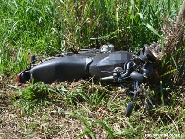 A motocicleta da v&iacute;tima foi encontrada em um pasto distante da rodovia