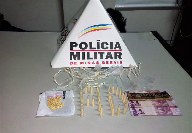 As drogas foram apreendidas pelo militares, bem como os veículos utilizados pelo trio