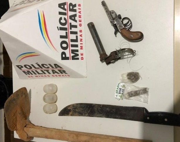 Os policiais apreenderam, alem das armas, enxada, fac&atilde;o e droga