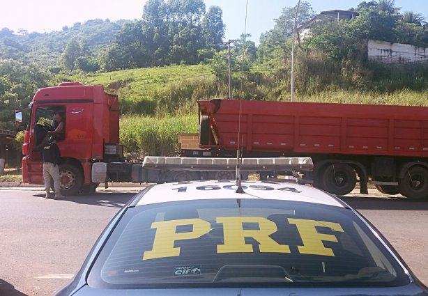 Este caminhão foi apreendido e seu motorista autuado por ter isolado o freio do semirreboque