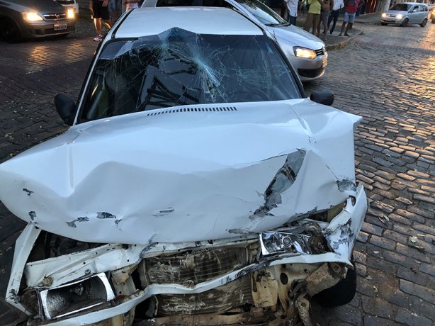 O Fiat Uno teve a frente destru&iacute;da ap&oacute;s bater na lateral do &ocirc;nibus